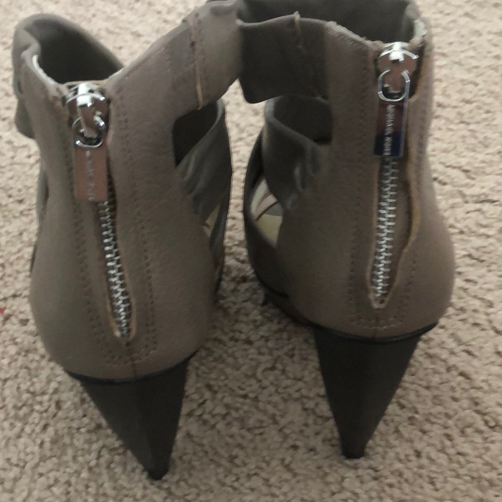 Shoe - Picture 2 of 6